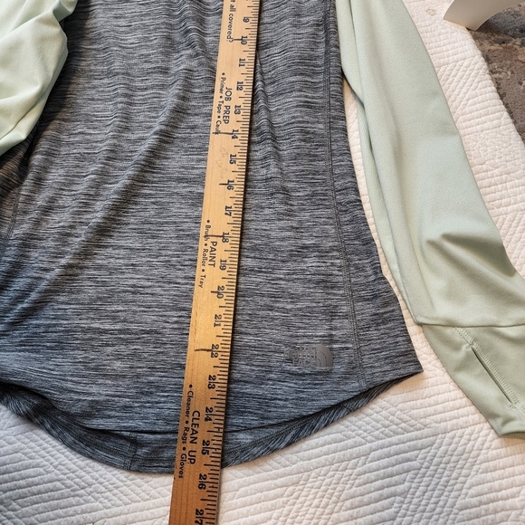 The North Face flash dry long sleeve active top with thumbholes. Green/grey. Sm. - Picture 8 of 9